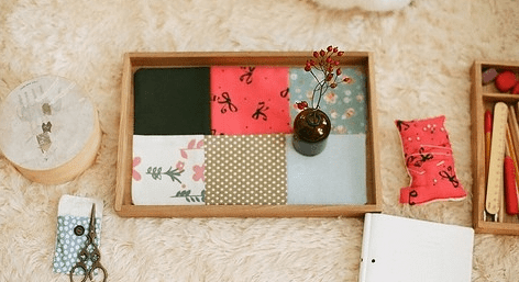 哭泣悲伤的伤感说说：就让我盲了吧。看不穿你的虚情假意
